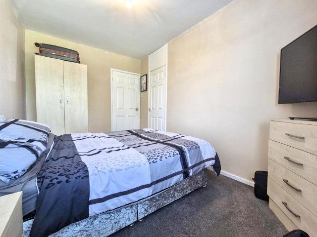 2 bed flat for sale