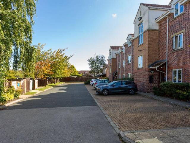 2 bed flat for sale