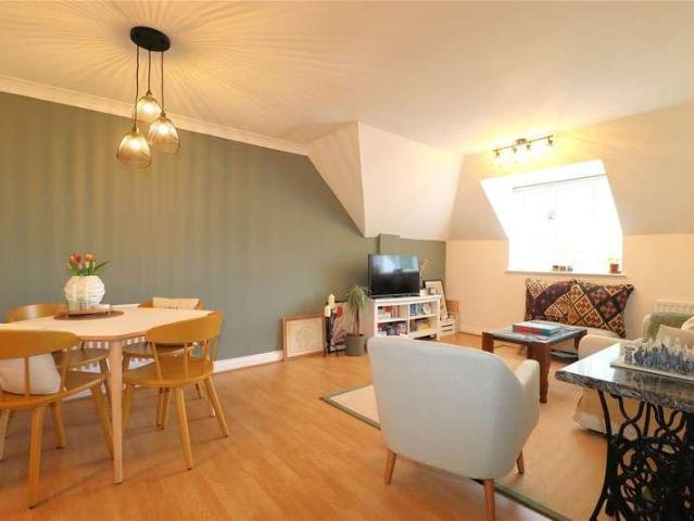 2 bed flat for sale