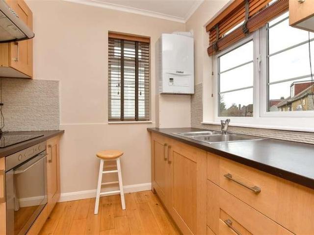 2 bed flat for sale