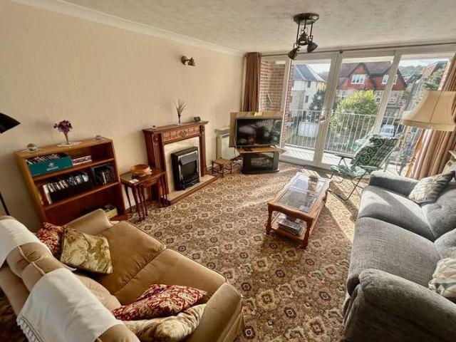 2 bed flat for sale