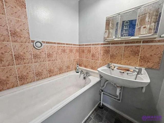 2 bed flat for sale