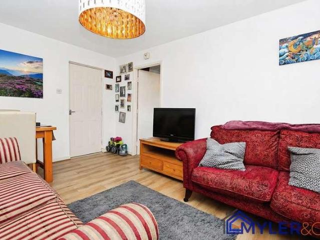 2 bed flat for sale