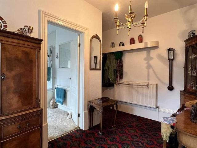 2 bed flat for sale