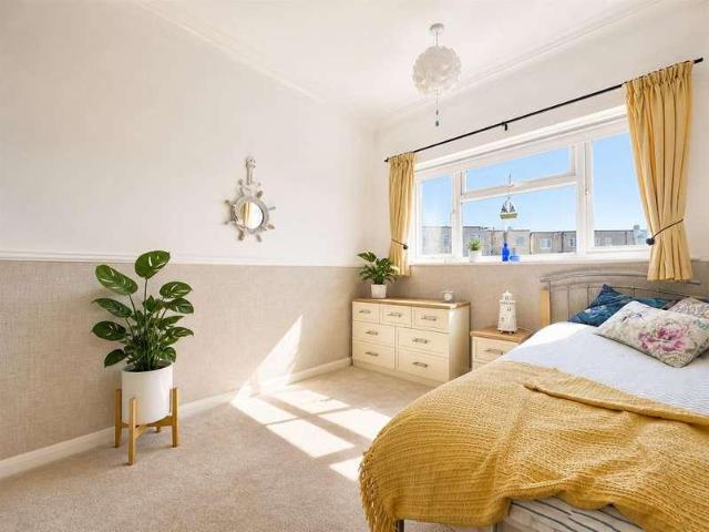 2 bed flat for sale