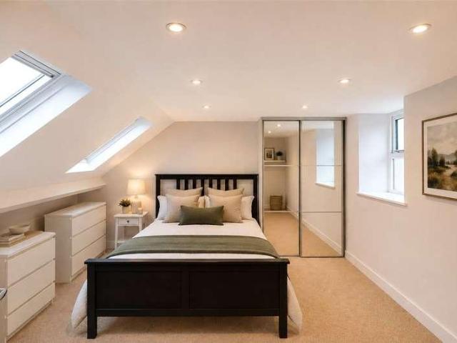 2 bed flat for sale