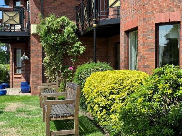 2 bed flat for sale