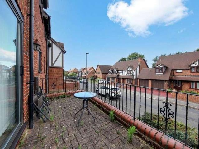 2 bed flat for sale