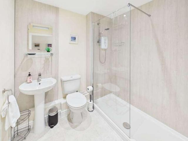 2 bed flat for sale