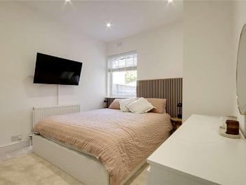 2 bed flat for sale