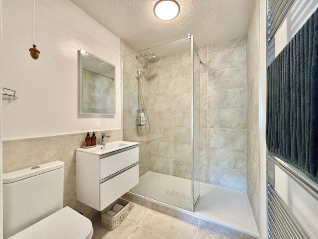2 bed flat for sale