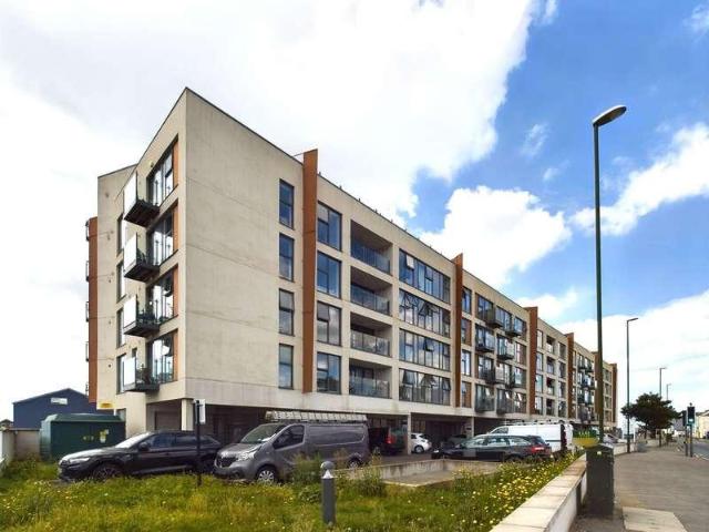 2 bed flat for sale