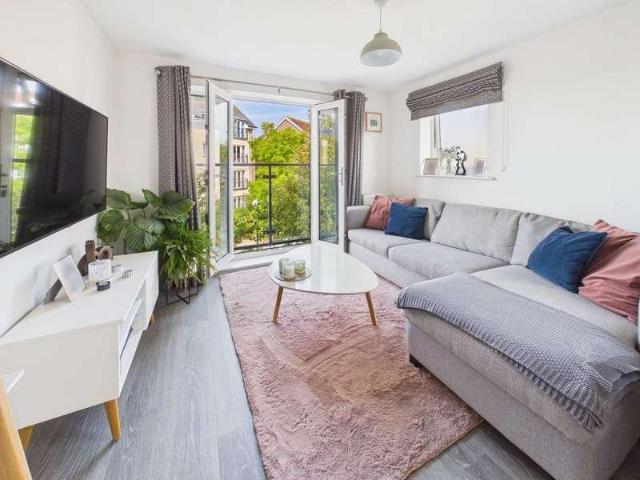 2 bed flat for sale