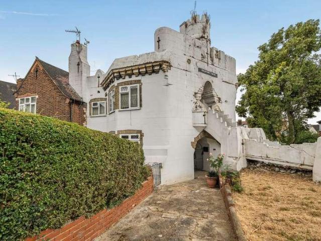 2 bed flat for sale