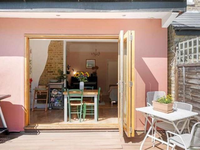 2 bed flat for sale