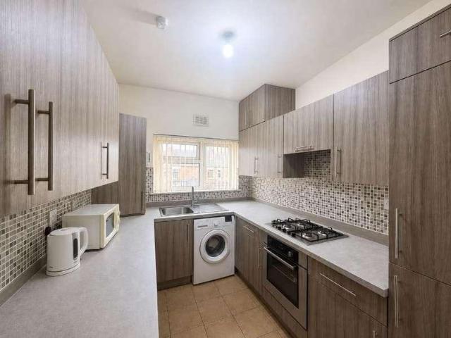 2 bed flat for sale