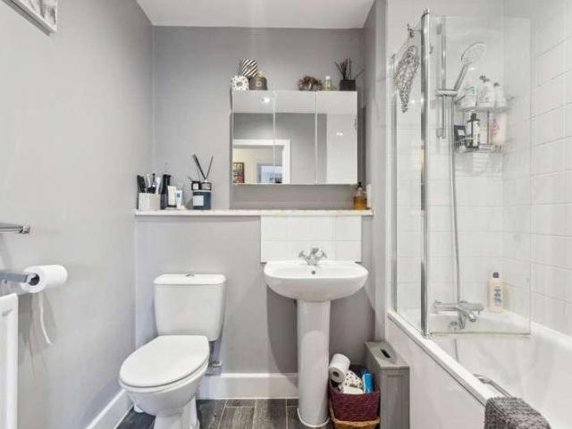 2 bed flat for sale