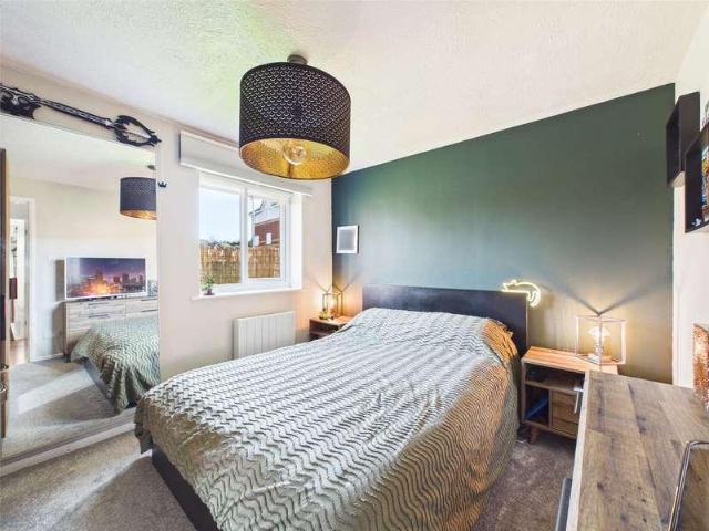 2 bed flat for sale