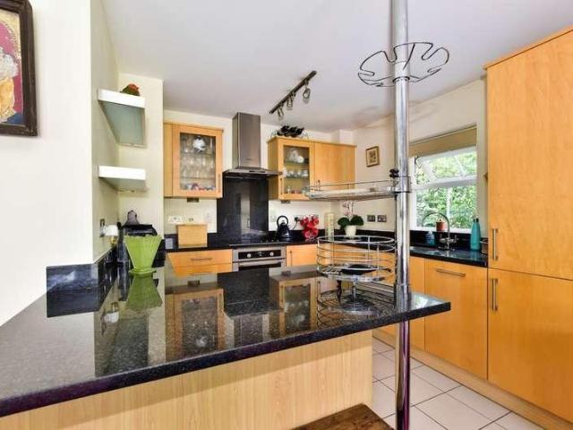 2 bed flat for sale