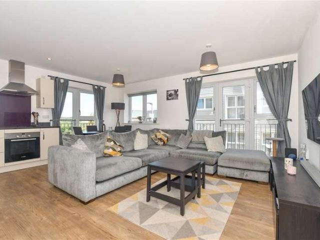 2 bed flat for sale