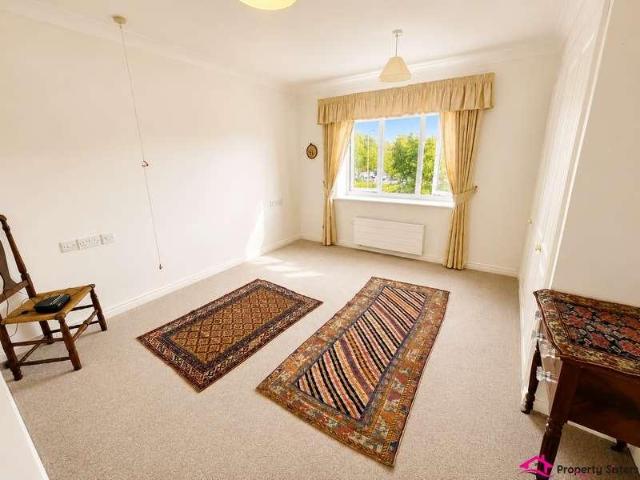 2 bed flat for sale