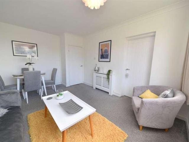 2 bed flat for sale