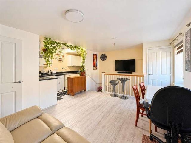 2 bed flat for sale