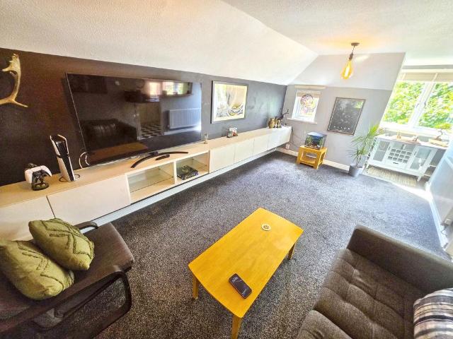 2 bed flat for sale