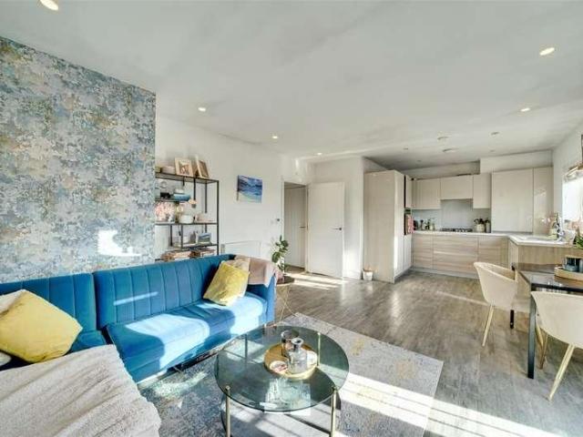2 bed flat for sale