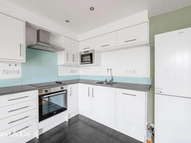 2 bed flat for sale