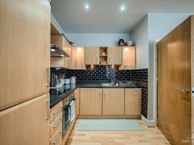 2 bed flat for sale