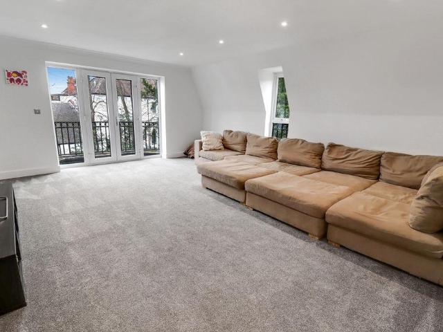 2 bed flat for sale