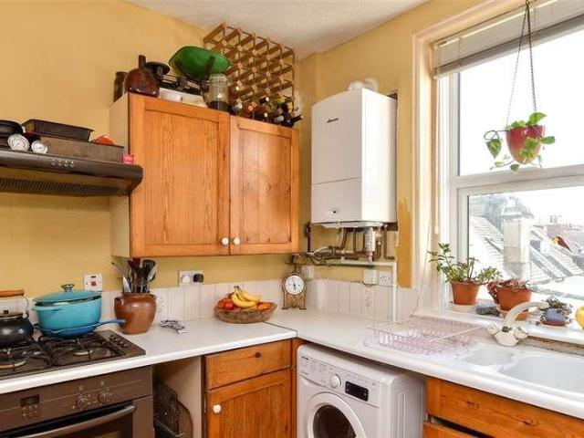 2 bed flat for sale