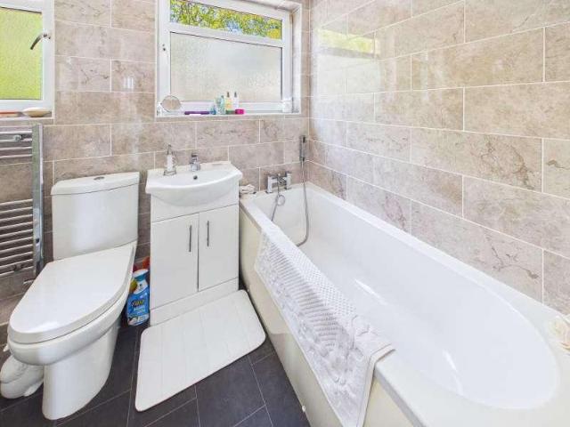 2 bed flat for sale