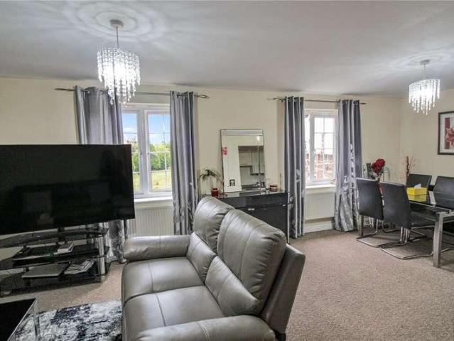 2 bed flat for sale