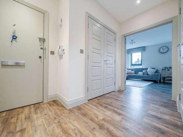 2 bed flat for sale