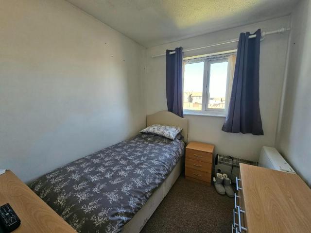 2 bed flat for sale
