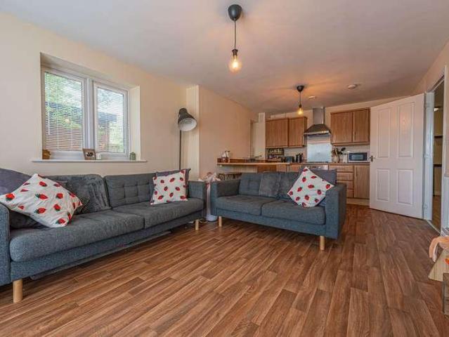 2 bed flat for sale