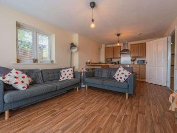 2 bed flat for sale