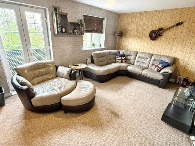 2 bed flat for sale