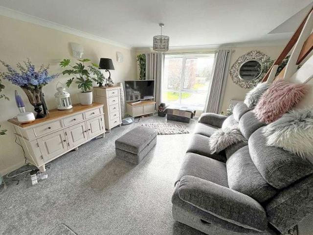 2 bed flat for sale