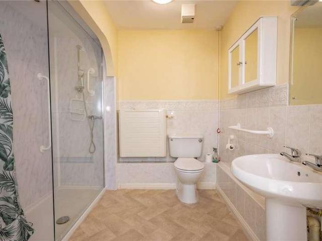 2 bed flat for sale