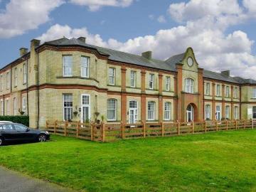 2 bed flat for sale