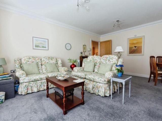 2 bed flat for sale