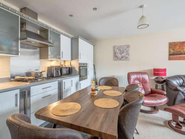 2 bed flat for sale