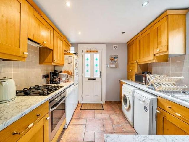 2 bed flat for sale