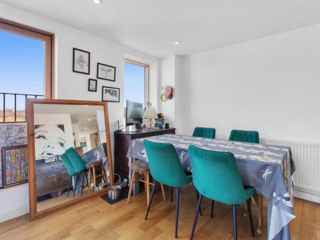 2 bed flat for sale