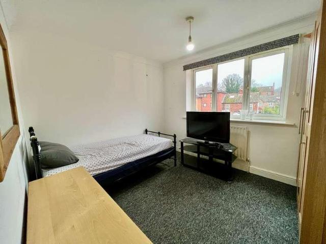 2 bed flat for sale
