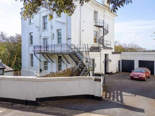 2 bed flat for sale