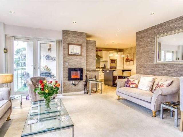 2 bed flat for sale
